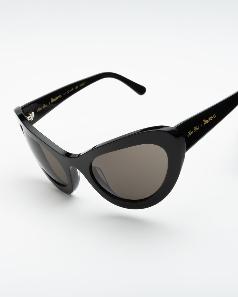 Kim Shui x illesteva -Sunglasses in Black / Grey