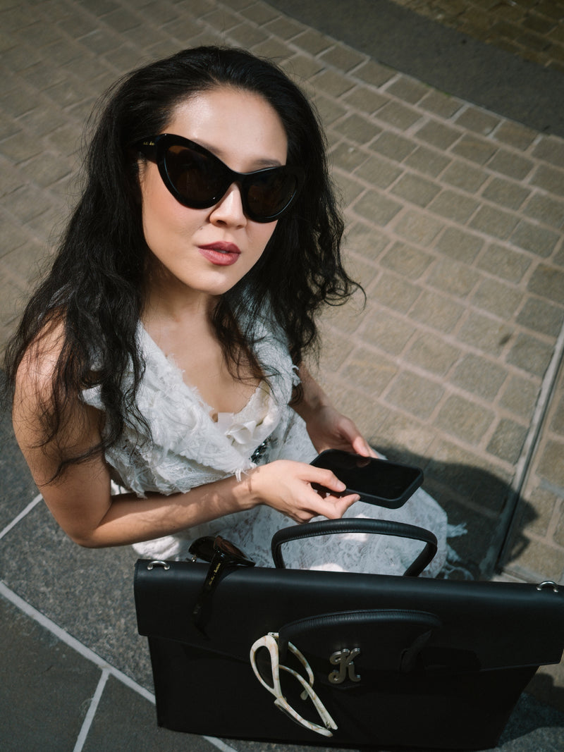 Kim Shui x illesteva -Sunglasses in Black / Grey